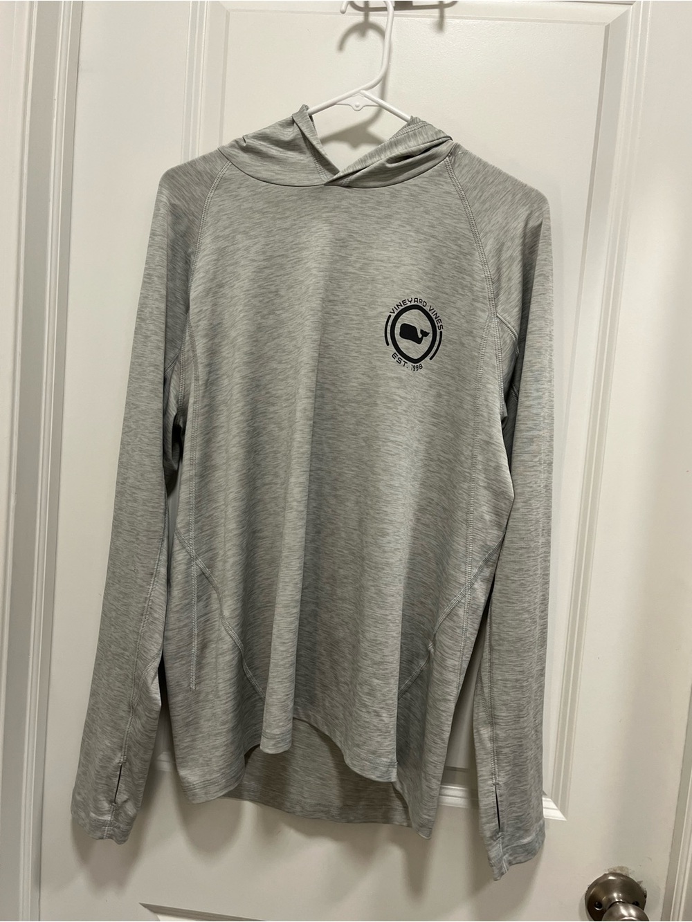Vineyard Vibes Performance Long Sleeved Tee Hoodie Logo Size Medium EUC
